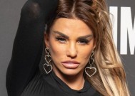 凯蒂·普莱斯(Katie Price)在破产困境中从日常工作中“休暑假”时眉飞目展